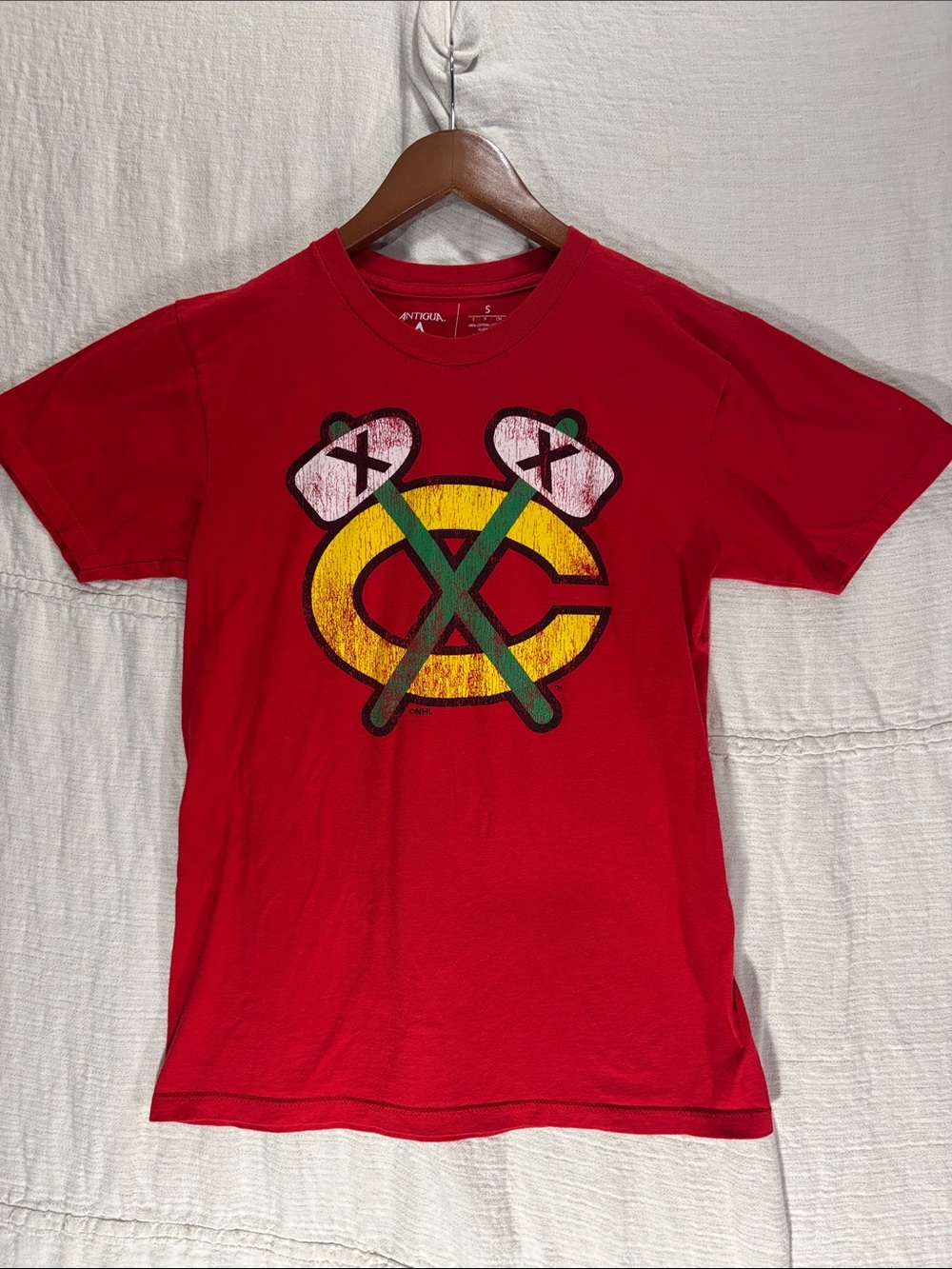 Antigua Chicago Blackhawks Distressed Alternate Tomahawk Logo Tee Small Cotton